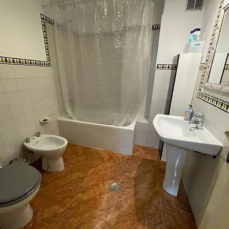Lovely One Bedroom Flat- Excellent Location * Granada